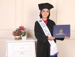 Kisah Anak Sopir Bus Malam Lulus Cum Laude, Pernah Diminta Tinggal Kelas