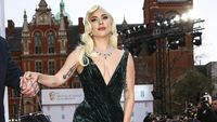 8 Gaya Memukau Lady Gaga di BAFTAs dan Critics Choice Awards, Cuma Beda Jam