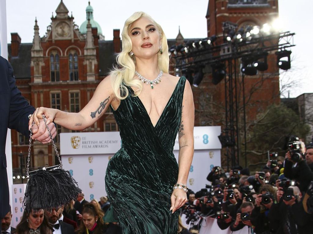 8 Gaya Memukau Lady Gaga di BAFTAs dan Critics Choice Awards, Cuma Beda Jam