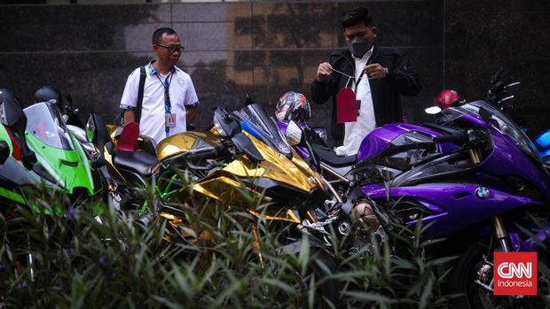 Badan Reserse Kriminal Kepolisian Negara Republik Indonesia menyita mobil hingga motor gede milik tersangka kasus dugaan penipuan hingga tindak pidana pencucian uang platform Quotex, Doni Salmanan. (CNN Indonesia/ Adi Ibrahim)