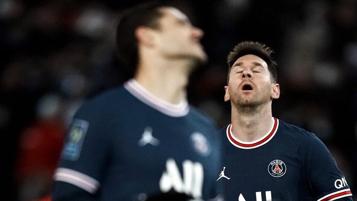 Lionel Messi dibela oleh Cesc Gabregas. (Foto: (AP)