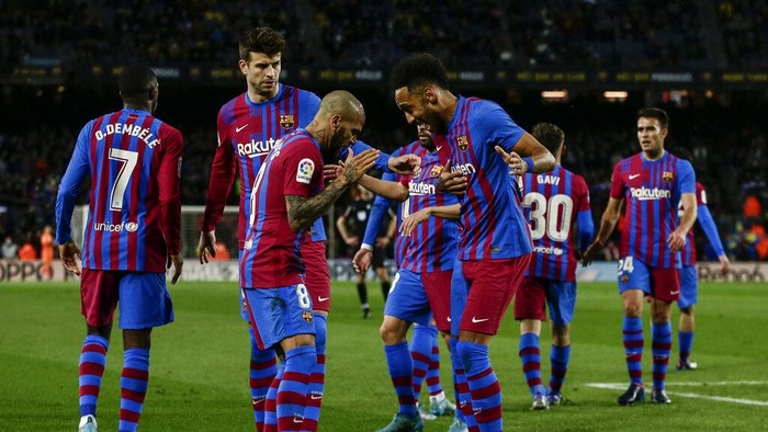 Lumat Osasuna, Barcelona Pesta Gol di Camp Nou Barcelona's Ferran Torres scores from a penalty kick during a Spanish La Liga soccer match between FC Barcelona and Osasuna at the Camp Nou stadium in Barcelona, Spain, Sunday, March 13, 2022. (AP Photo/Joan Monfort)