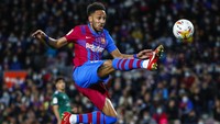 Tuan rumah mencetak gol ketiganya di laga ini pada menit ke-27. Dembele kembali menjadi kreator gol Barcelona. Dia melepaskan umpan dari sisi kanan dan dituntaskan oleh Pierre-Emerick Aubameyang.