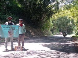 Mahasiswa Ngencleng Bantu Pemprov Jabar Bangun Jalan Cianjur Selatan