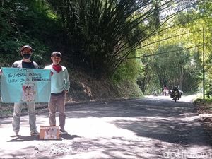 Mahasiswa Ngencleng Bantu Pemprov Jabar Bangun Jalan Cianjur Selatan Mahasiswa Ngencleng Bantu Pemprov Jabar Bangun Jalan Cianjur Selatan