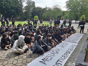 Demo Lagi, Mahasiswa Tuntut UNS Tuntaskan Kasus Diksar Maut Menwa Demo Lagi, Mahasiswa Tuntut UNS Tuntaskan Kasus Diksar Maut Menwa