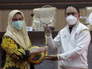 Menpora Serahkan Bantuan DBON lagi, Kali Ini ke Unhas