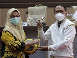 Menpora Serahkan Bantuan DBON lagi, Kali Ini ke Unhas