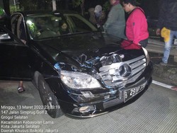 Polisi Tes Urine Pengemudi Mercy Lawan Arah Adu Banteng dengan TransJ