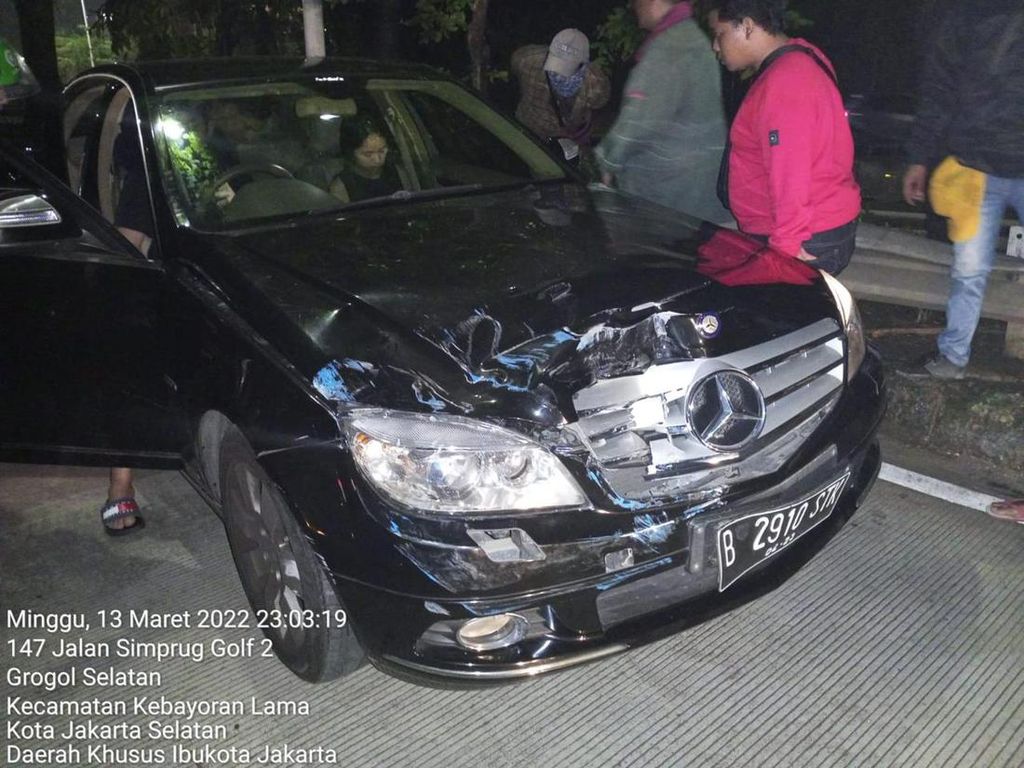 Polisi Tes Urine Pengemudi Mercy Lawan Arah Adu Banteng dengan TransJ Polisi Tes Urine Pengemudi Mercy Lawan Arah Adu Banteng dengan TransJ