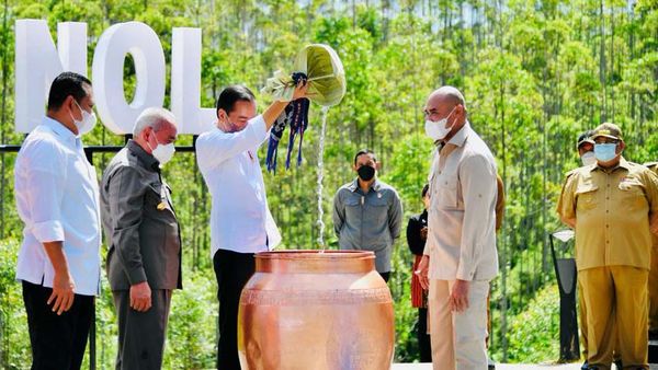 Momen Jokowi dan Gubernur Satukan Tanah dan Air di IKN Nusantara