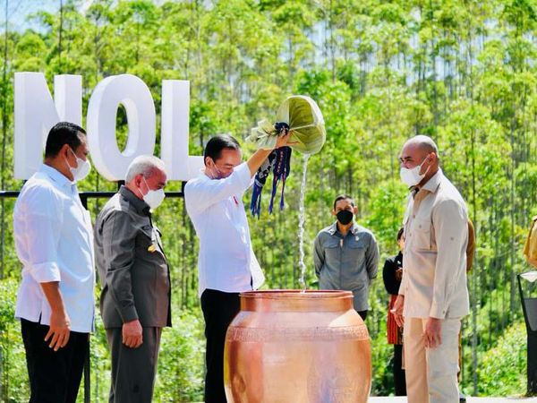 Momen Jokowi dan Gubernur Satukan Tanah dan Air di IKN Nusantara
