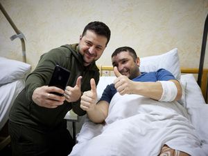 Momen Presiden Ukraina Jenguk Prajuritnya yang Terluka Momen Presiden Ukraina Jenguk Prajuritnya yang Terluka