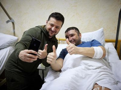 Momen Presiden Ukraina Jenguk Prajuritnya yang Terluka