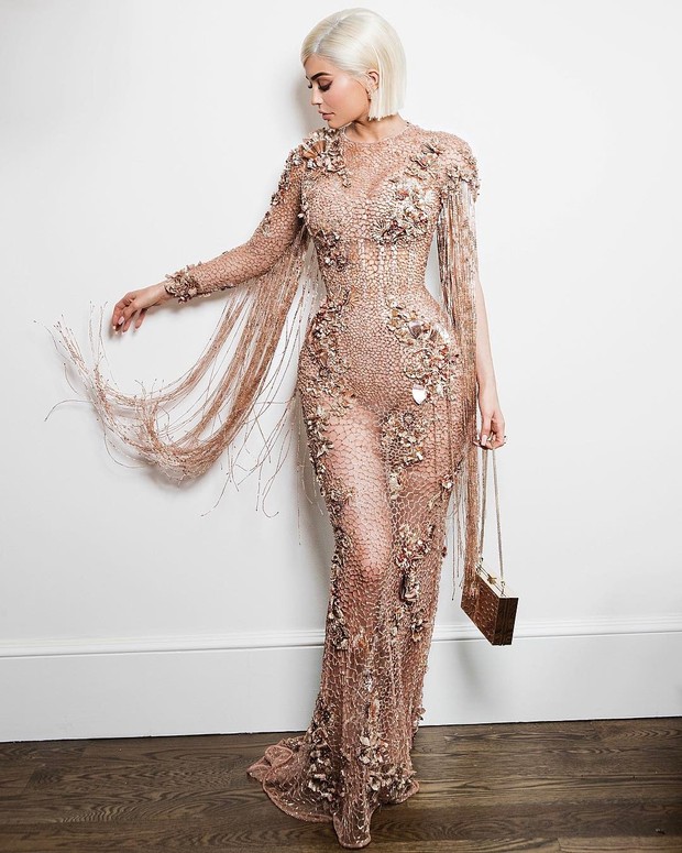 Gaya Kardashian - Jenner Sisters Saat Menggunakan 