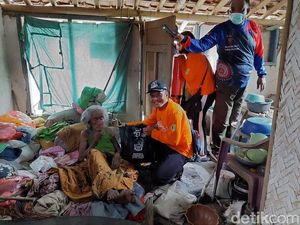 Cerita Sedih Mbah Buari Hidup Sebatang Kara dengan 20 Ekor Ayam Cerita Sedih Mbah Buari Hidup Sebatang Kara dengan 20 Ekor Ayam