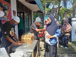 Para Relawan di Ponorogo Gelar Operasi Migor 10 Ribu Dampak Masih Langka