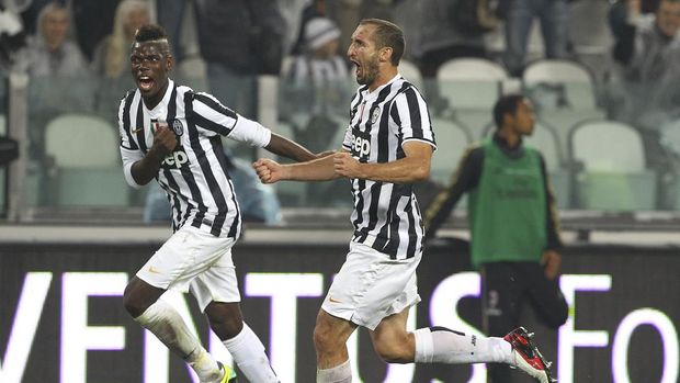 TURIN, ITALY - OCTOBER 06:  Giorgio Chiellini (R) of Juventus FC celebrates with Paul Pogba after scoring their third goal during the Serie A match between Juventus and AC Milan at Juventus Arena on October 6, 2013 in Turin, Italy.  (Photo by Marco Luzzani/Getty Images)