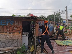 KAI Bongkar 326 Bangunan Liar Pinggir Rel antara Stasiun Priok-Ancol