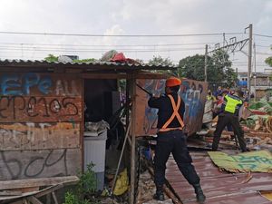 KAI Bongkar 326 Bangunan Liar Pinggir Rel antara Stasiun Priok-Ancol KAI Bongkar 326 Bangunan Liar Pinggir Rel antara Stasiun Priok-Ancol