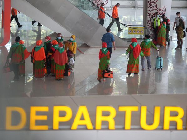 Penerbangan Perdana Jamaah Umrah via Bandara Juanda Surabaya
