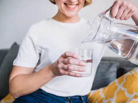 Selalu menghidrasi kulit serta tubuh dengan minum banyak air putih.