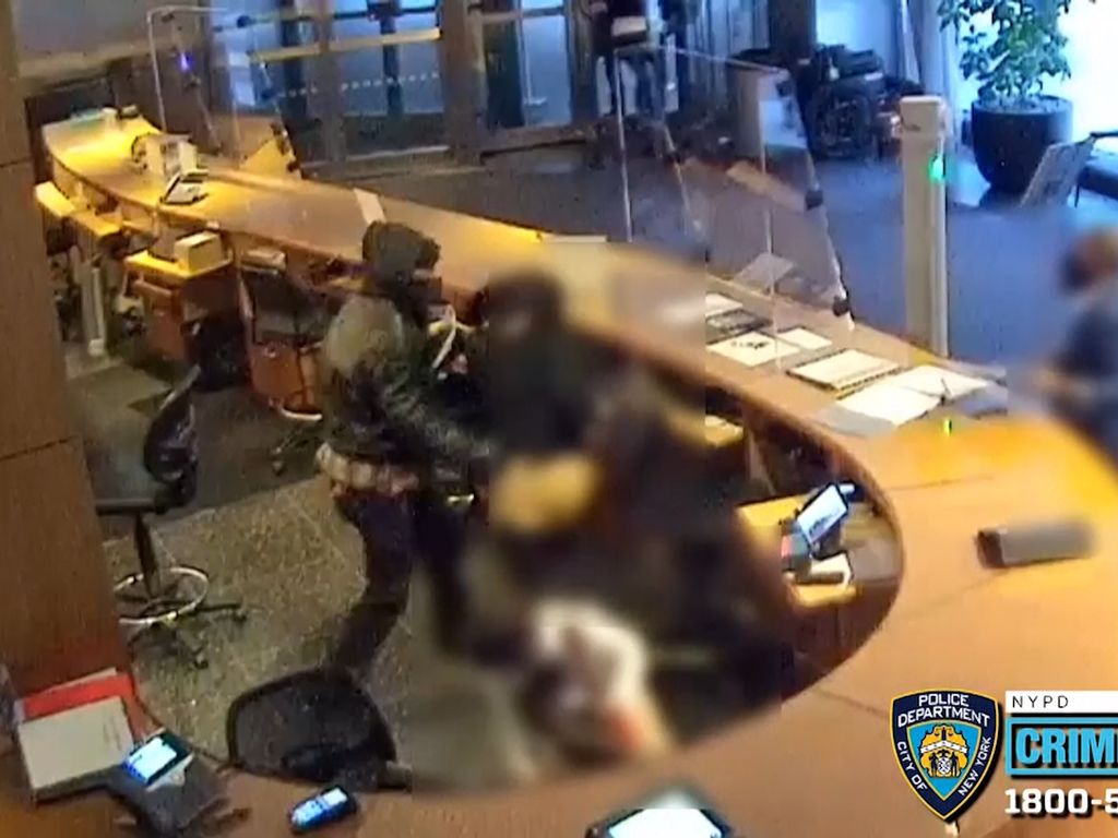 Ngeri! Rekaman CCTV Penusukan 2 Karyawan Museum di New York Ngeri! Rekaman CCTV Penusukan 2 Karyawan Museum di New York