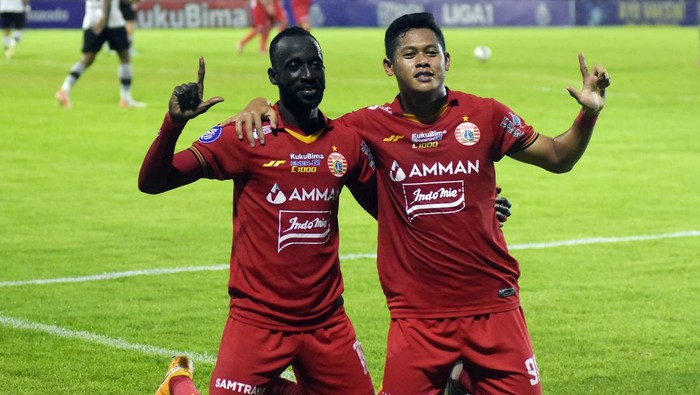 Pesepak bola Persija Jakarta Makan Konate (kiri) bersama Taufik Hidayat (kanan) berselebrasi usai mencetak gol ke gawang Persikabo 1973 pada pertandingan Liga 1 di Stadion Kompyang Sujana, Denpasar, Bali, Minggu (13/3/2022) malam. Persija Jakarta berhasil kalahkan Persikabo 1973 dengan skor 4-0. ANTARA FOTO/Nyoman Hendra Wibowo/hp.