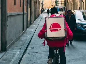 Dapat Makanan dari Pelanggan, Respon Driver Pengantar Makanan Ini Bikin Haru