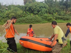 Buru-buru Pergi Kerja, Pemotor di Karawang Hanyut ke Sungai