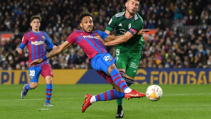 BARCELONA, SPAIN - MARCH 13: Pierre-Emerick Aubameyang of FC Barcelona scores their teams third goal during the LaLiga Santander match between FC Barcelona and CA Osasuna at Camp Nou on March 13, 2022 in Barcelona, Spain. (Photo by David Ramos/Getty Images)