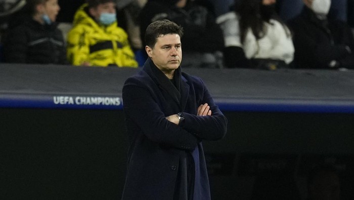 PSGs head coach Mauricio Pochettino watches his players during the Champions League, round of 16, second leg soccer match between Real Madrid and Paris Saint-Germain at the Santiago Bernabeu stadium in Madrid, Spain, Wednesday, March 9, 2022. (AP Photo/Manu Fernandez)