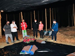 Sarungan-Pakai Sepatu, Begini Gaya Jokowi Nikmati Malam Saat Kemah di IKN