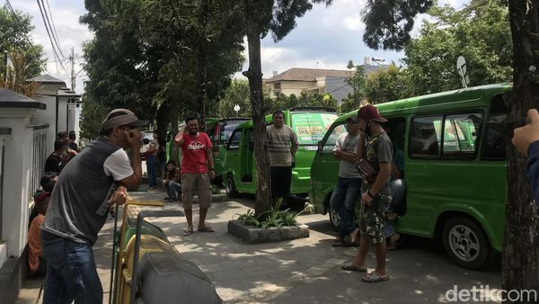 Protes Soal Trayek, Sopir Angkot Sukabumi Demo di Gedung Dewan