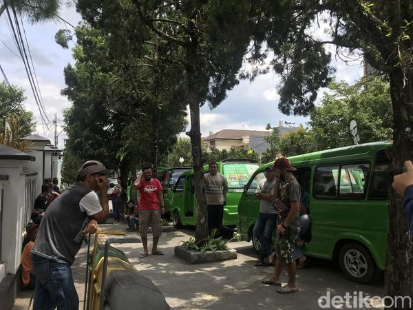 Protes Soal Trayek, Sopir Angkot Sukabumi Demo di Gedung Dewan