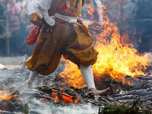 Ilmuwan Bongkar Teknik Berjalan di Atas Api Ilmuwan Bongkar Teknik Berjalan di Atas Api
