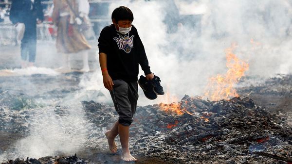 Festival Himawari, Pengunjung Berani Melintasi Api Tanpa Alas Kaki