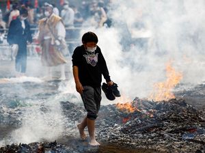 Festival Himawari, Pengunjung Berani Melintasi Api Tanpa Alas Kaki