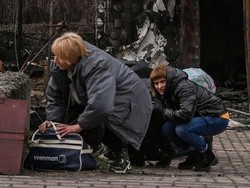 Kisah Keluarga Ukraina Terpaksa Menyeret Nenek dari Serangan Mortir