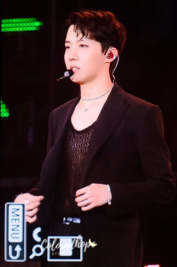 outfit ikonik ini tidak hanya dikenakan saat performence Black Swan namun juga Fake Love. J-Hope juga mengenakan outfit terbuka ini dengan memakai kaos jaring dan blazer.