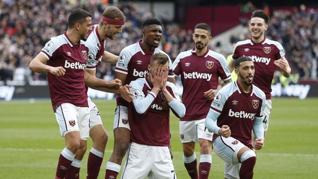 Soccer Football - Premier League - West Ham United v Aston Villa - London Stadium, London, Britain - March 13, 2022 West Ham United's Andriy Yarmolenko celebrates scoring their first goal with teammates Action Images via Reuters/Ed Sykes EDITORIAL USE ONLY. No use with unauthorized audio, video, data, fixture lists, club/league logos or 'live' services. Online in-match use limited to 75 images, no video emulation. No use in betting, games or single club /league/player publications.  Please contact your account representative for further details.