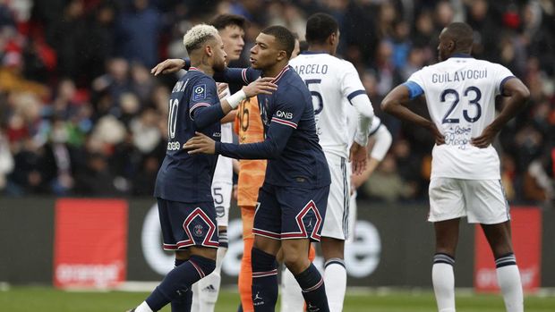 Soccer Football - Ligue 1 - Paris St Germain v Bordeaux - Parc des Princes, Paris, France - March 13, 2022 Paris St Germain's Neymar celebrates scoring their second goal with Kylian Mbappe REUTERS/Benoit Tessier