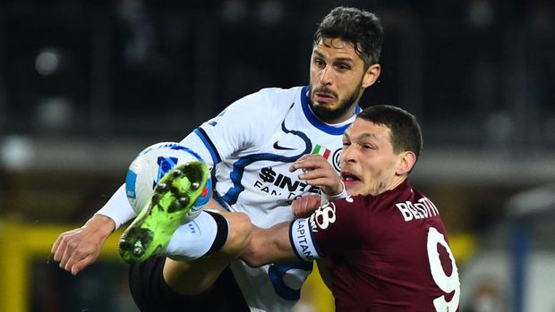 Soccer Football - Serie A - Torino v Inter Milan - Stadio Olimpico Grande Torino, Turin, Italy - March 13, 2022 Inter Milan's Andrea Ranocchia in action with Torino's Andrea Belotti REUTERS/Massimo Pinca