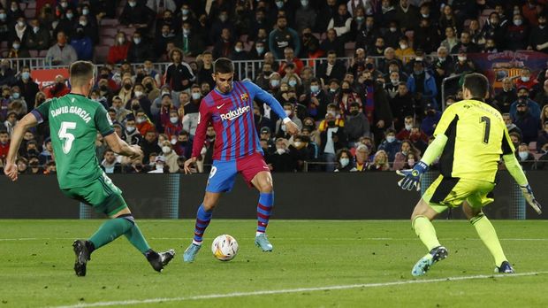 Soccer Football - LaLiga - FC Barcelona v Osasuna - Camp Nou, Barcelona, Spain - March 13, 2022 FC Barcelona's Ferran Torres scores their second goal REUTERS/Albert Gea