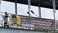 Spanduk Dukung Luhut Capres 2026 Nongol di JPO Matraman