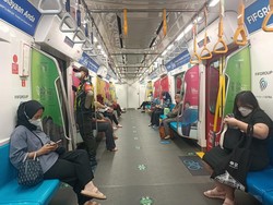 Penumpang Antusias Stiker Jaga Jarak di MRT Dilepas: Senang Sudah Normal
