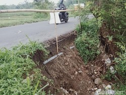 Waspada! Talut Jalan Karanganom-Jatinom Klaten Ambrol