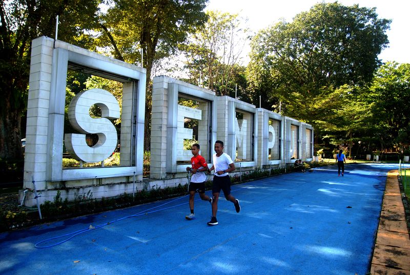 Warga berolahraga di Taman Sempur, Kota Bogor, Jawa Barat, Senin (14/3/2022). Pemerintah Kota Bogor mulai membuka kembali taman publik secara terbatas dengan penerapan protokol kesehatan ketat dan kapasitas pengunjung maksimal 75 persen seiring pemberlakuan PPKM level 2 di wilayah aglomerasi Jabodetabek. ANTARA FOTO/Arif Firmansyah/rwa.