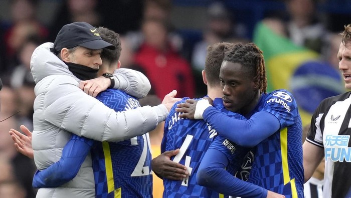 Chelseas head coach Thomas Tuchel, left, celebrates with players at the end of the English Premier League soccer match between Chelsea and Newcastle United at Stamford Bridge stadium in London, Sunday, March 13, 2022. (AP Photo/Kirsty Wigglesworth)