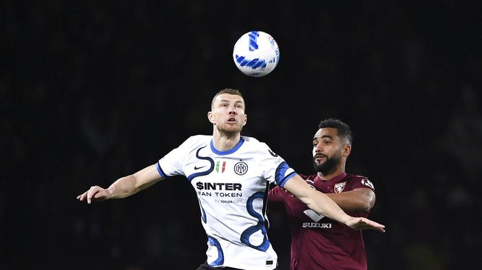 Inter Milans Edin Dzeko, left, vies for the ball with Torinos Koffi Djidji, during the Serie A soccer match between Torino and Inter Milan in Turin, Italy, Sunday, March 13, 2022. (Marco Alpozzi/LaPresse via AP)